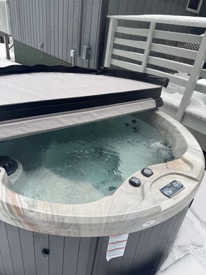 Bañera de hidromasaje al aire libre