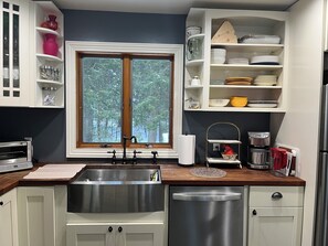 Microondas, horno, placa de cocina y lavavajillas