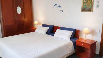 Travel crib, WiFi, bed sheets