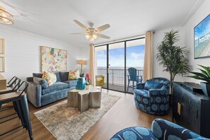 Signature appartement, 1 slaapkamer, uitzicht op strand, aan het strand | Woonkamer | Een 30-inch smart-tv met digitale zenders