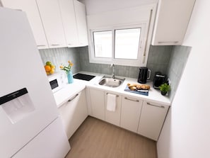 Fridge, stovetop - 106 - Beachside Renovated 1BR apt (Cambrils)