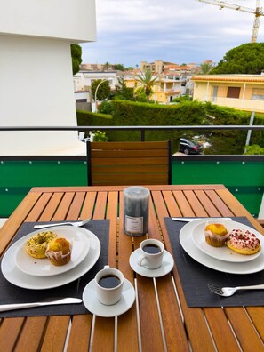 Outdoor dining - 106 - Beachside Renovated 1BR apt (Cambrils)