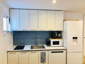 Een koelkast, een kookplaat