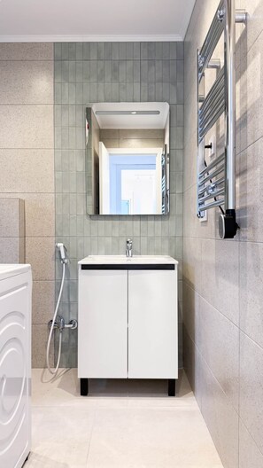 Een haardroger, handdoeken, zeep, shampoo