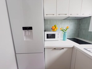Fridge, stovetop - 102 - Beachside Renovated 1BR apt (Cambrils)