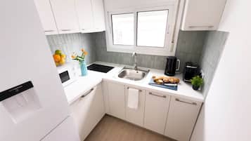 Fridge, stovetop