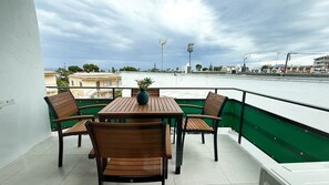 Outdoor dining - 111 - Beachside Renovated 1BR apt (Cambrils)