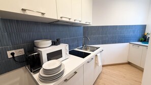 Fridge, stovetop - 111 - Beachside Renovated 1BR apt (Cambrils)