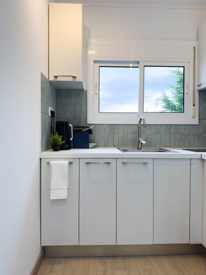Fridge, stovetop - 111 - Beachside Renovated 1BR apt (Cambrils)