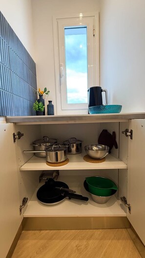 Een koelkast, een kookplaat