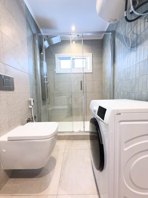 Hair dryer, towels, soap, shampoo - 110 - Beachside Renovated 1BR apt (Cambrils)