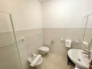 Shower, hair dryer, bidet, towels - D1MORA Castello: a PET FRIENDLY corner of peace with shared pool (Gardone Riviera)