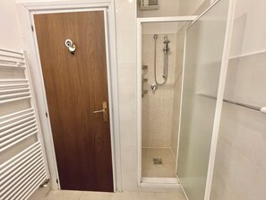 Shower, hair dryer, bidet, towels - D1MORA Castello: a PET FRIENDLY corner of peace with shared pool (Gardone Riviera)