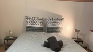 3 slaapkamers, een strijkplank/strijkijzer, internet, beddengoed