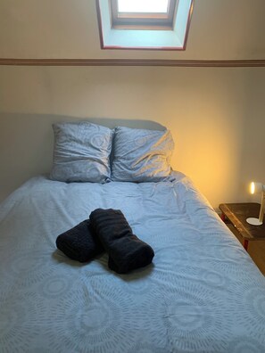 3 soverom, strykejern/-brett, internettilgang og sengetøy