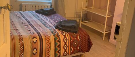 Iron/ironing board, Internet, bed sheets