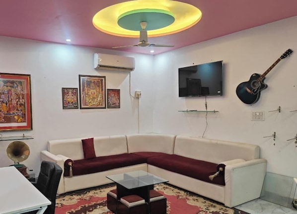 Living area - Hotel Ramkesarrai (Ayodhya)