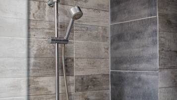 Douche, serviettes fournies