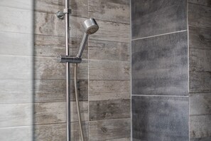 Een douche, handdoeken