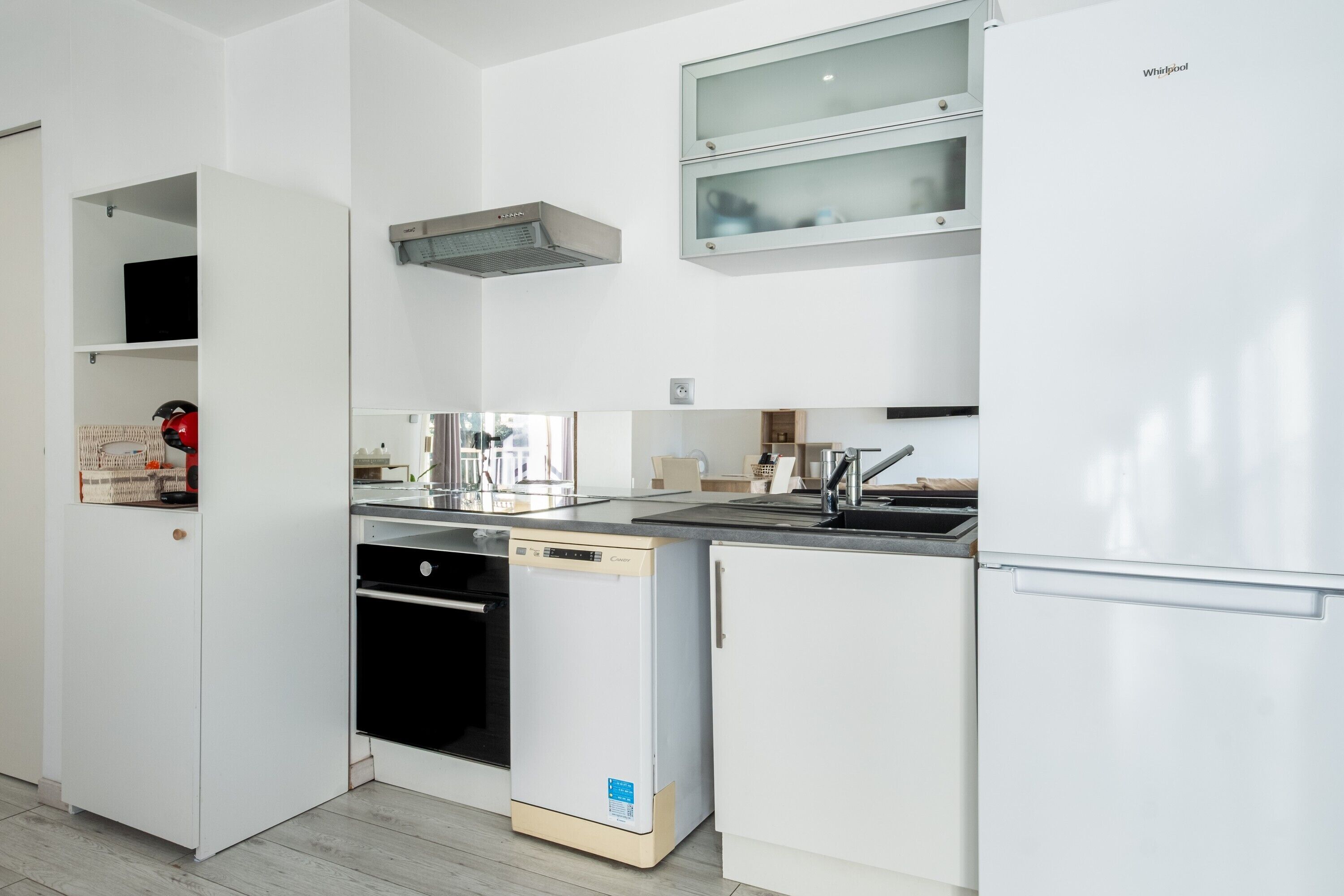 Réfrigérateur, micro-ondes, four, plaque de cuisson