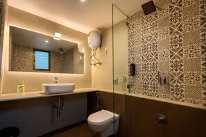 Bathtub dan shower terpisah, pengering rambut, handuk, dan sabun