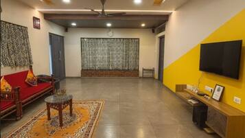 Superior Villa, Balcony, Garden View | Living area