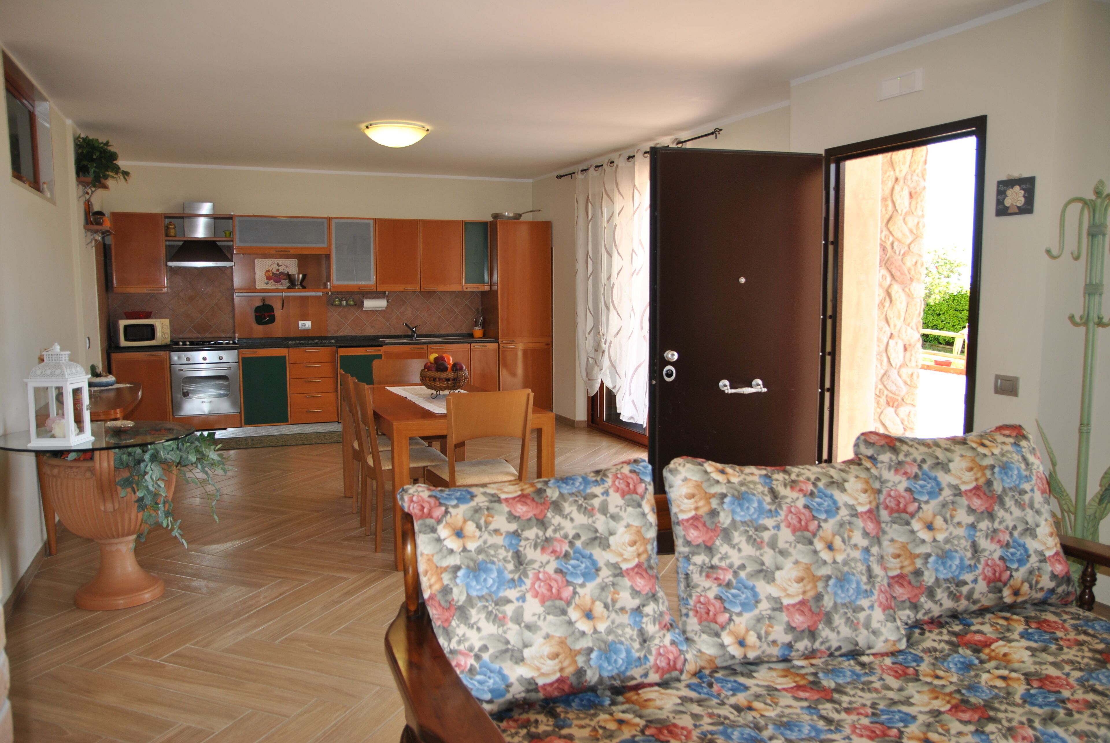 House, 2 Bedrooms, Smoking, Patio | Living room