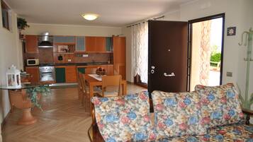 House, 2 Bedrooms, Smoking, Patio | Living room