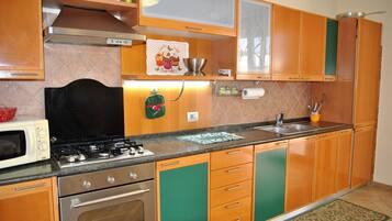 House, 2 Bedrooms, Smoking, Patio | Interior