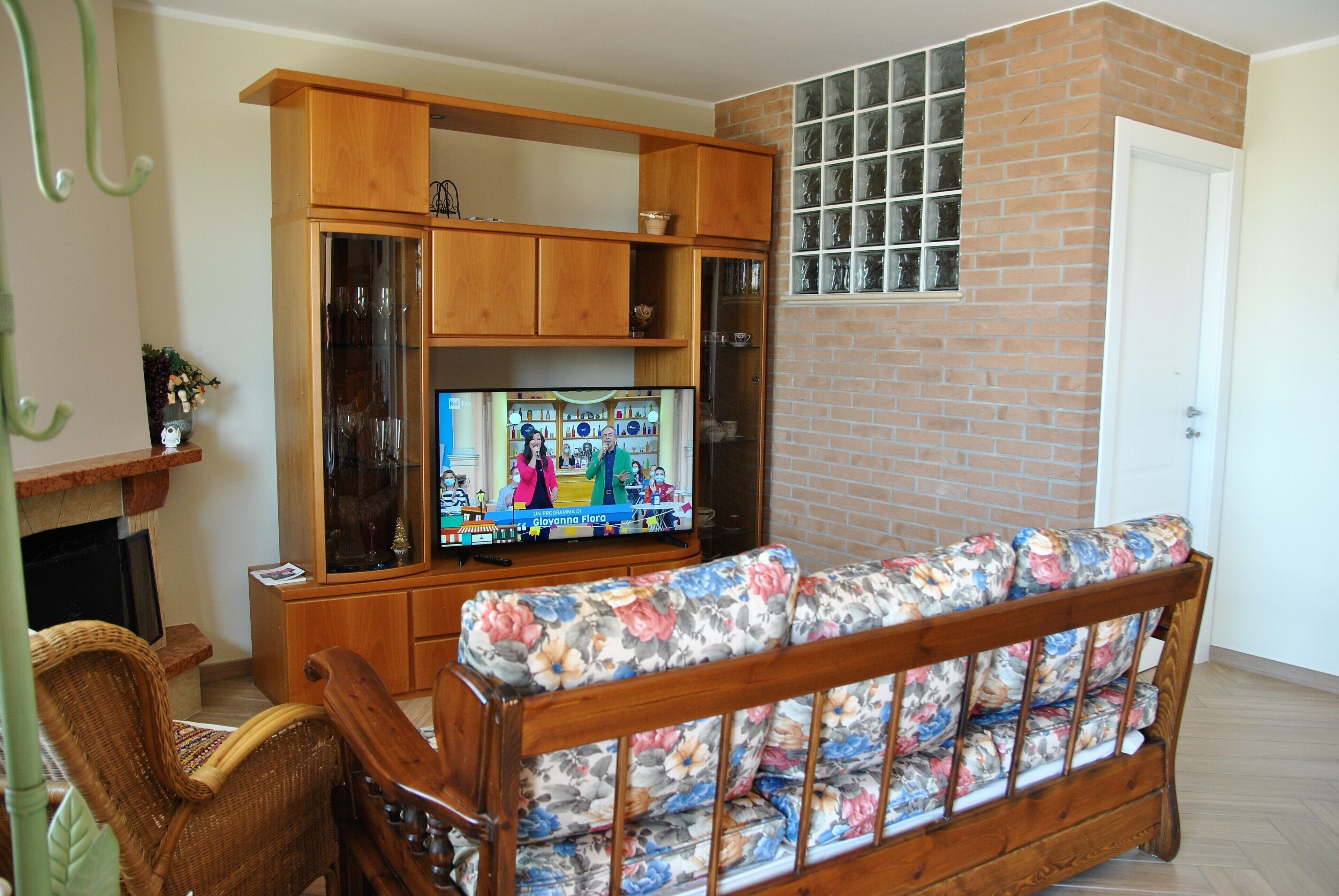 House, 2 Bedrooms, Smoking, Patio | Living room