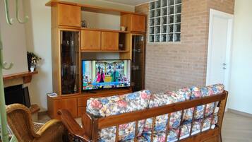 House, 2 Bedrooms, Smoking, Patio | Living room