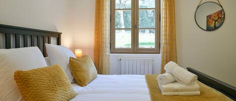 Silitysrauta/-lauta, Wi-Fi, vuodevaatteet