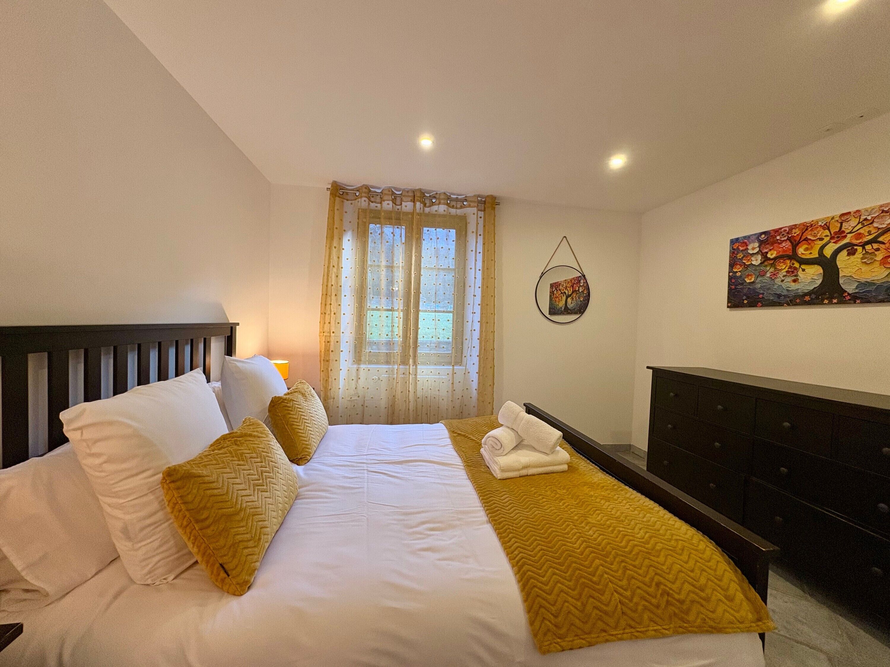 Een strijkplank/strijkijzer, wifi, beddengoed