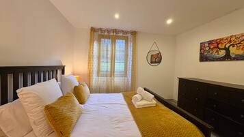 Een strijkplank/strijkijzer, wifi, beddengoed