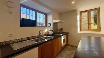 Een koelkast, een microgolfoven, een oven, een kookplaat