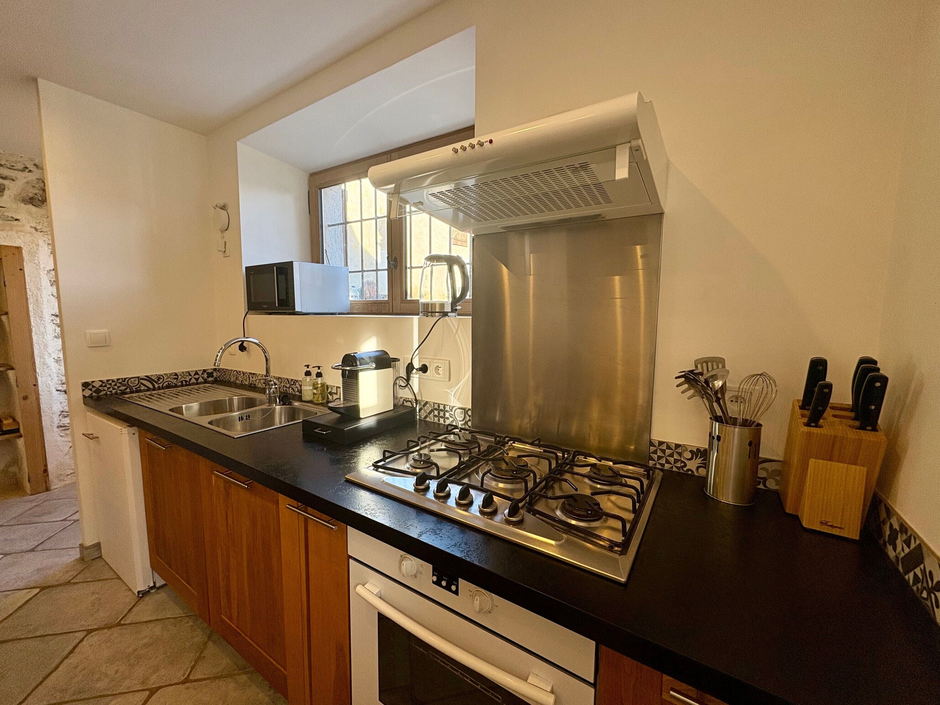 Frigorífico, microondas, horno y placa de cocina