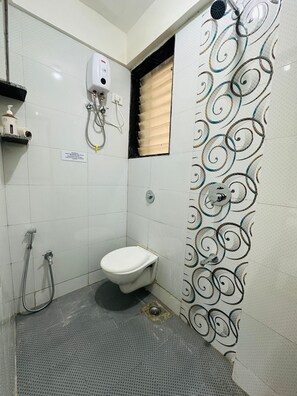 Douche, serviettes fournies, savon, papier de toilette