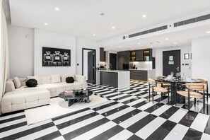 Interior - Free housekeeping visits during your stay - StayShort - Stylish 1 Bedroom in DIFC that Sleeps 2! (DIFC)
