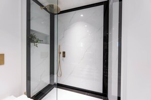 Een douche, een haardroger, handdoeken