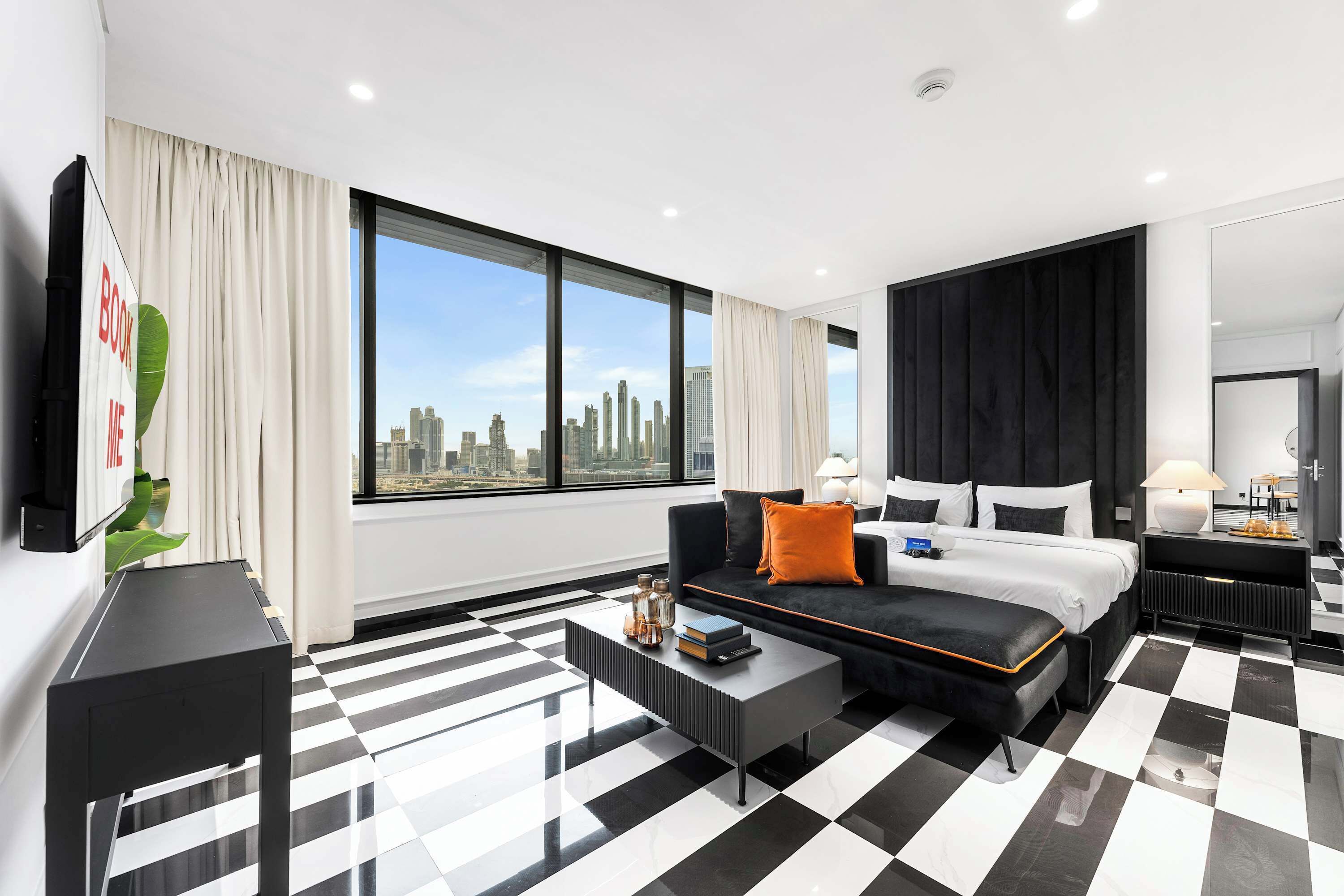 Een strijkplank/strijkijzer, wifi, beddengoed