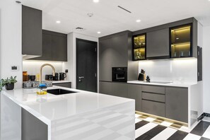 Fridge, microwave, oven, stovetop - Free housekeeping visits during your stay - StayShort - Stylish 1 Bedroom in DIFC that Sleeps 2! (DIFC)