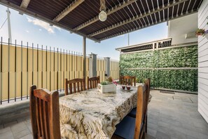Outdoor dining - Apartment 'Lido Azzurro Sea Terra' with Mountain View, Wi-Fi and Air Conditioning (Carini)
