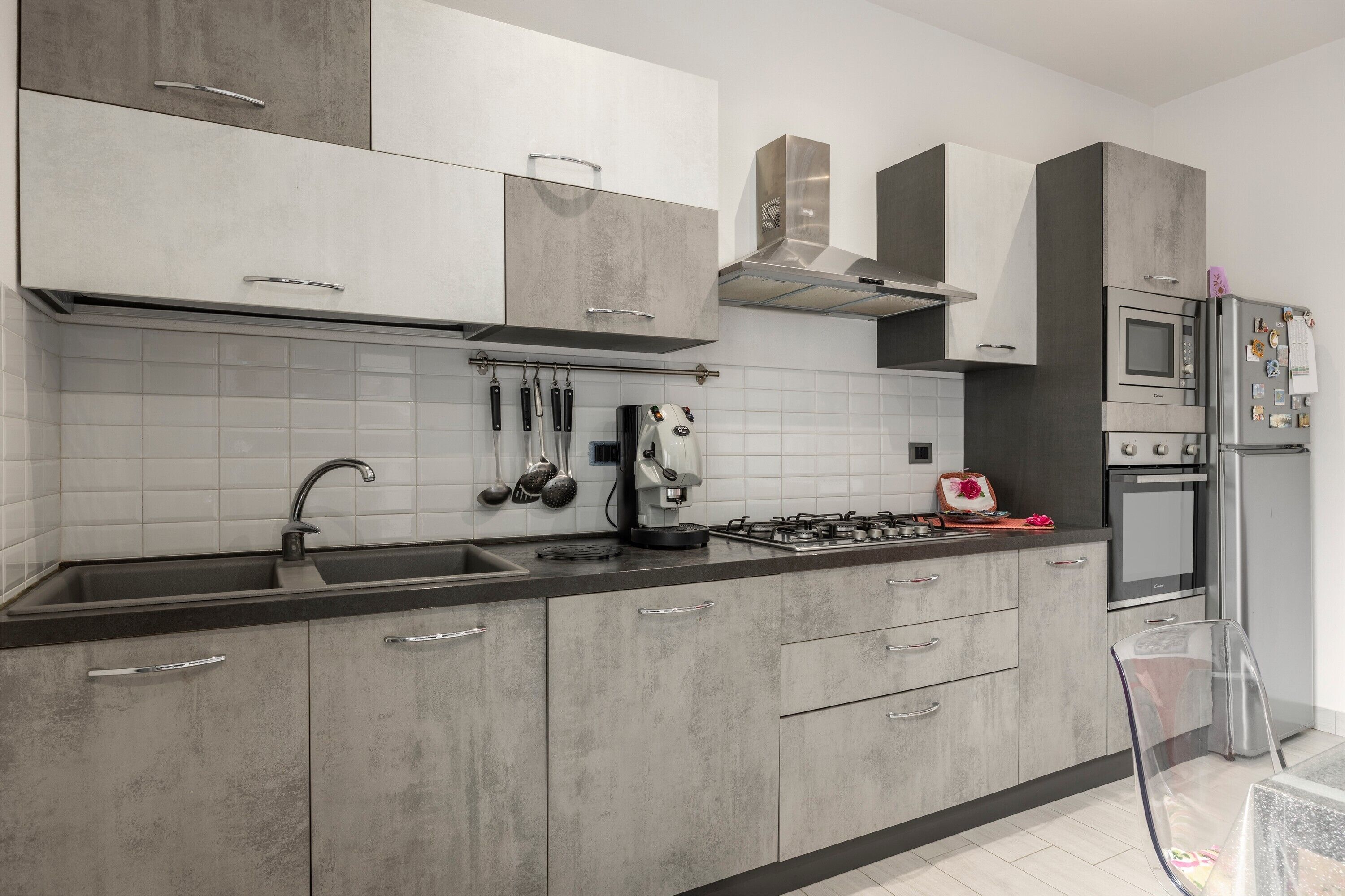 Frigorifero, microonde, forno, piano cottura