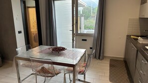 Dining - Apartment 'Lido Azzurro Sea Terra' with Mountain View, Wi-Fi and Air Conditioning (Carini)