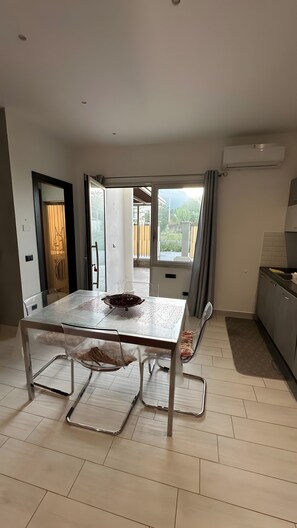 Dining - Apartment 'Lido Azzurro Sea Terra' with Mountain View, Wi-Fi and Air Conditioning (Carini)