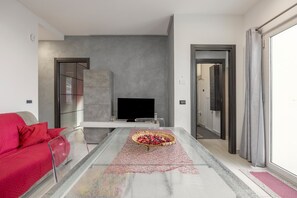TV - Apartment 'Lido Azzurro Sea Terra' with Mountain View, Wi-Fi and Air Conditioning (Carini)