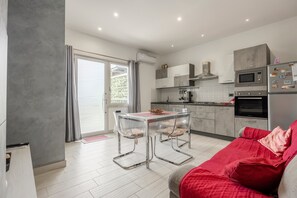Interior - Apartment 'Lido Azzurro Sea Terra' with Mountain View, Wi-Fi and Air Conditioning (Carini)
