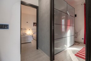 WiFi, bed sheets - Apartment 'Lido Azzurro Sea Terra' with Mountain View, Wi-Fi and Air Conditioning (Carini)