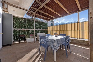 Outdoor dining - Apartment 'Lido Azzurro Sea Mare' with Sea View, Wi-Fi and Air Conditioning (Carini)