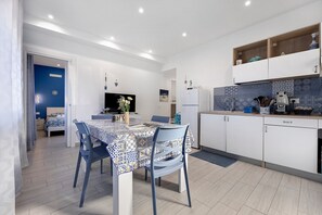 Fridge, microwave, oven, stovetop - Apartment 'Lido Azzurro Sea Mare' with Sea View, Wi-Fi and Air Conditioning (Carini)